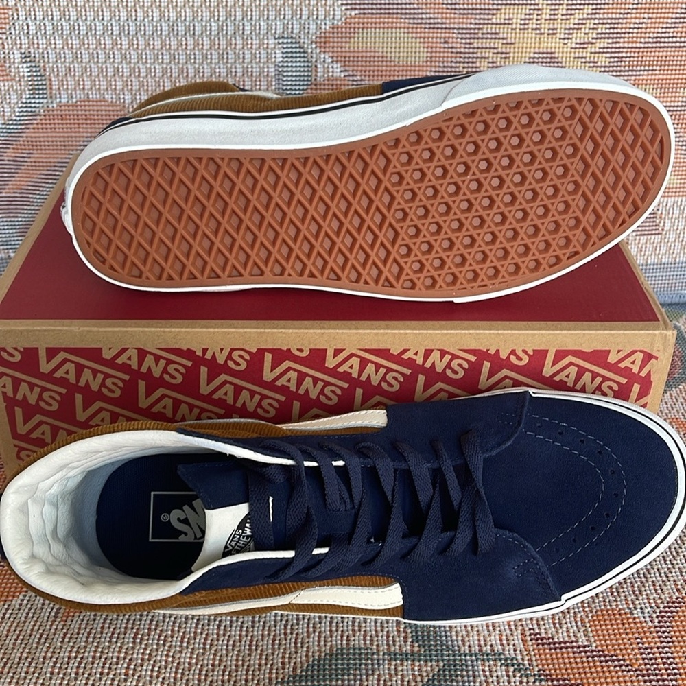 Vans WMNS Sk8-Hi
Mini Cord Blue/Brown
VN0007NS0BO
Sneakers 

CORDUROY - Picture 13 of 16